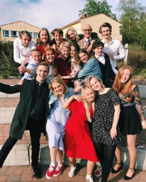 Emma Bones Instagram - Ferdig på fhs :((( Sjekke den fine gjengen æ har vært så heldig å få gå i klasse med! Hade bra @teaterroy love you all <33333