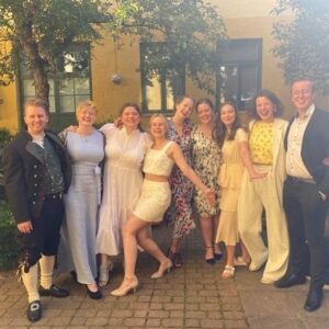 Emma Bones Instagram - VI FIKK BACHELOR I GÅR I SKUESPILL!!!! Og nå er vi skuespillere jøss hva skjer med deeeeeeet!!! 3 intense, fine, krevende, fantastike, lærerike år i studielivet med denne flotte gjengen er over. Heeelt sykt. Klarer ikke ta det inn. Litt trist. Men riktig❤️ vi ses gjengen, gleder meg til å følge alles reiser❤️
