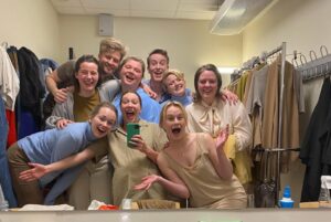 Emma Bones Instagram - I går sto vi på scenen sammen for siste gang. Det er ganske sjukt. GRATTIS TIL OSS MED OVERSTÅTT VI ER RÅ❤️❤️❤️❤️❤️🕺🏼🕺🏼🕺🏼💫💫💫💫💫

Takk til hele produksjonen det har vært en topp gjeng å jobbe med🥰🥰🥰🥰🥰🥰 

Bilder fra forestilling tatt av Stephen Hutton!