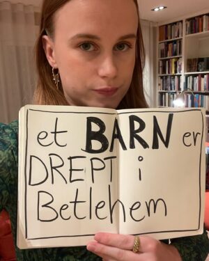 Emma Bones Instagram - På denne julaften, mens nordmenn samles til en festkveld med familie og venner, lider barn og familier i Palestina under et pågående folkemord. 🕊️
Selv om byen Betlehem, der Jesus ble født, er nærmest synonym med julen, har palestinske kirker og kristne samfunn på Vestbredden valgt å avlyse feiringen og den gode stemningen som vanligvis følger med høytiden. I stedet oppfordrer de til bønn og ettertanke. Dette er gjort i solidaritet med det palestinske folket. 🍉
Jeg ønsker å bruke min stemme til å spre bevissthet om den virkeligheten det palestinske folket står overfor denne julaften og krever en stans av det pågående folkemordet! Jeg oppfordrer deg også til å bruke din stemme og stå opp mot urett.  #etbarnerdreptibetlehem
#jula2023