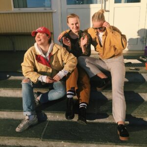 Emma Bones Instagram - «Tres chicas vamos una escuela que llamo Romerike» -Karoline (kan ikke spansk) «kanskje det er helt riktig?» -Karoline (kan spansk likevel?)