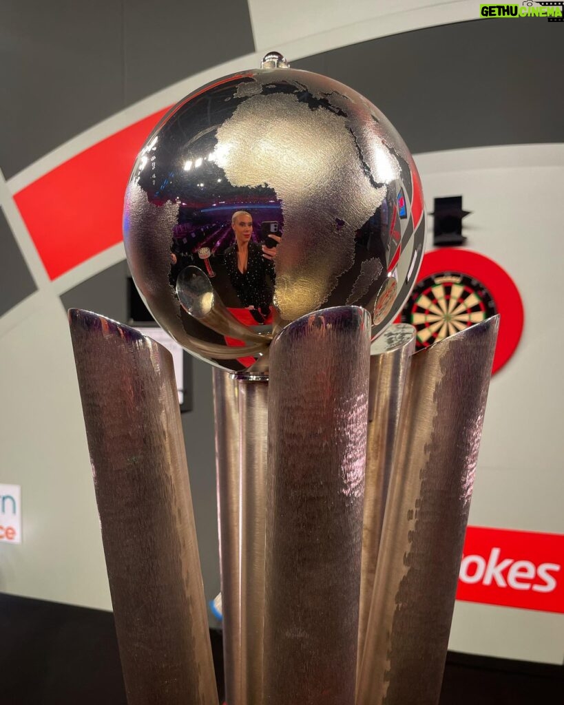 Emma-Louise Paton Instagram - IT’S FINALS NIGHT!!! 🎯🎯🎯 After 3 weeks..it all ends here..who wins?! Michael Smith v Michael van Gerwen 7.45pm @skysports