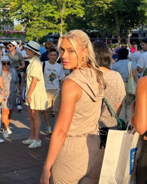 Emma-Louise Paton Instagram - Golden hour’ing