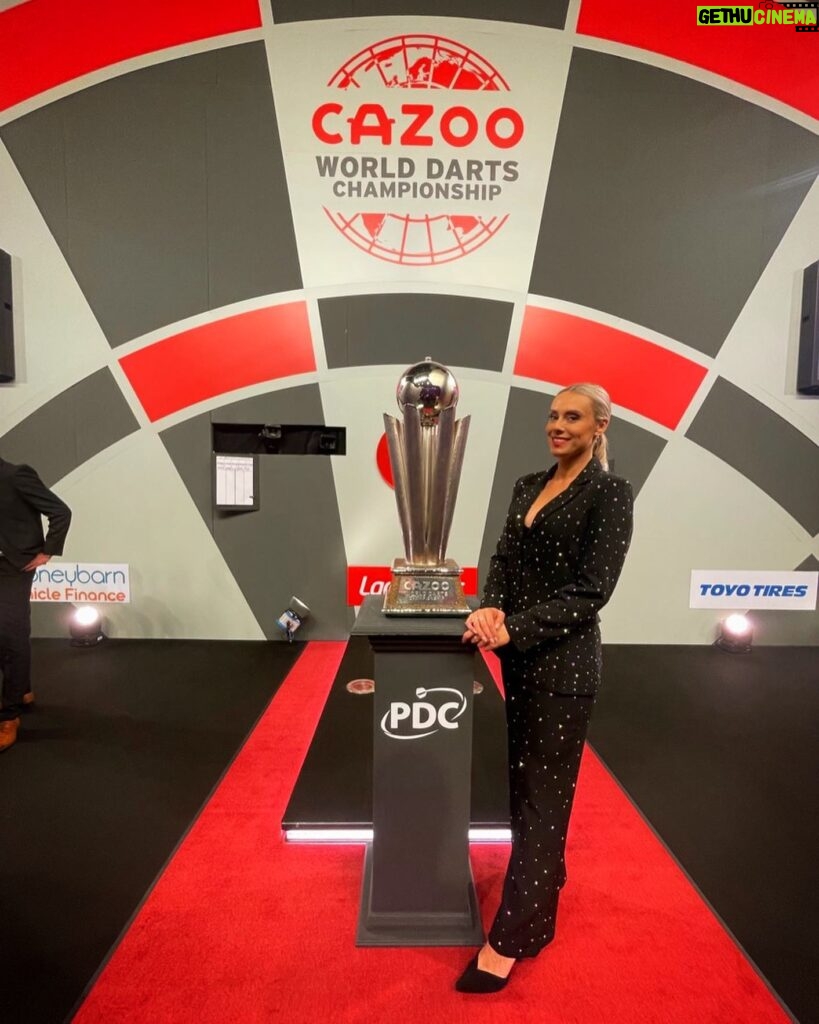 Emma-Louise Paton Instagram - IT’S FINALS NIGHT!!! 🎯🎯🎯 After 3 weeks..it all ends here..who wins?! Michael Smith v Michael van Gerwen 7.45pm @skysports