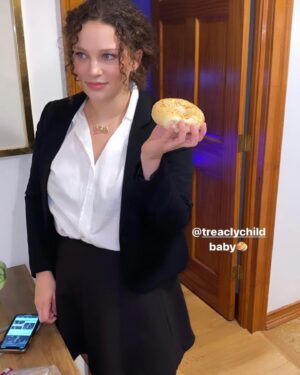 Emma Seligman Instagram - Happy Halloween to all the Danielles of the world 🥯