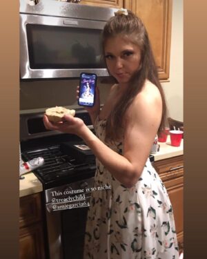 Emma Seligman Instagram - Happy Halloween to all the Danielles of the world 🥯