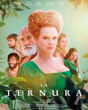 Emma Suárez Instagram - El 28 de Septiembre presentamos en @sansebastianfes !!!
Y El  29 de Septiembre estrenamos “LA TERNURA” basada en la obra de Alfredo Sanzol y dirigida por Vicente Villanueva. Me hace mucha ilusión compartir esta aventura extraordinaria que vivimos todo un equipo de magníficos a los que tengo un gran cariño . El ingenioso caballero Gonzalo de Castro y sus leñadores hijos @carloscuevas y  @fernandoguallar , mis adorables hijas Alexandra Jiménez y @anna_moliner y por supuesto los profesionales de la increíble caracterización @juantijeritas y @eliadanez .El fabuloso vestuario de @lourdesfuentescervantes  @pablo_baraza y las impecables puntadas de @laagujaeneldedo .Hay mucho trabajo detrás de esta película que hoy me siento orgullosa de compartir. Son muchos los que la hicieron posible y no puedo mencionar a tod@s pero agradezco la pasión y el esfuerzo que demostraron cada día para contar esta divertida fábula llena de enredos, amores … y ternura. 
Gracias!!!💚