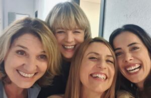 Emma Suárez Instagram - Momentos de “INTIMIDAD” y risas junto a mis compis @anawagener  @itziarituno y @patricialopezarnaiz_act .  Un placer! Gracias al público por vuestra acogida.  @netflixes