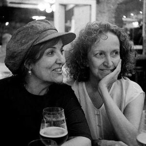 Emma Suárez Instagram - “Alguien que cuide de mi” dirigida por @fejerman y @lalindesca es la película que esté año inaugura el Festival de Málaga .Estas son algunas de las bellas personas q me encontré en este rodaje,todas pusieron su amor y entrega para contar esta linda historia que un día se inventó Elvira Lindo. Ahora os toca a los espectadores ir al cine y disfrutar de los mimos.Gracias a todo el equipo de rodaje que lo hizo posible.@tornasol.media @aura_garrido @pedromarisanchez @maguimira #francescgarrido 
Fotos📷 @victor_clavijo_actor