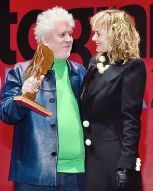 Emma Suárez Instagram - La revista @fotogramas_es celebró un año más los premios q conceden los lectores. Tuve el honor de entregar el premio mejor película a Pedro Almodovar. Enhorabuena a tod@s!
@malne_official 
@orlando_gil_makeup 
@luciano_canete_hair