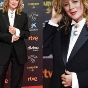 Emma Suárez Instagram - Fue  una gala diferente, unos GOYA valientes.Enhorabuena a los nominados y nominadas! Era muy emocionante veros en vuestras casas. Felicidades a a l@s que ganasteis un GOYA.
¡Qué noche más preciosa!❤️ 

Y gracias a @giorgioarmani🎩 @barcenajoyas 🌙⭐️ 
@luisonofreofficial 👠 
@capelliercapellier por el estilismo
Y a @junior_cedeno💄❤️