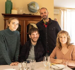 Emma Suárez Instagram - Esta es parte de mi nueva familia en “La consagración de la primavera”. Hay películas en las que me quedaría a vivir y esta es una. Gracias a un equipo amable, y a su director Fernando Franco🤍 por invitarme a contar parte de esta preciosa historia . Gracias a @santiagoracaj por ser luz . A mi amado @telmoirureta por enseñarme que se puede estar triste y ser feliz. Y a @valeriasorolla por compartir momentos que no voy a olvidar. 
📷 @davidherranzfoto