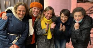 Emma Suárez Instagram - Ayer coincidimos este grupito de mujeres para ver a la gran Cristina Marcos como “Vicenta Lorca” en el Teatro Fernán Gomez. Lo de Cristina siempre ha sido sorprendente , su manera de trabajar siempre me ha maravillado. Pero esta vez lo q hace es puro amor.Para mi, la madre de Federico García Lorca ya tiene su voz y su rostro. 
@chusabarberoactriz  @nataliadicenta  @portimarti #cristinamarcosactriz