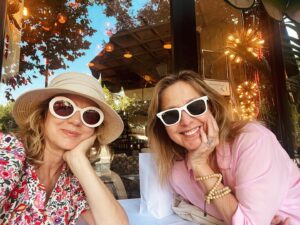 Emma Suárez Instagram - Celebrando la vida y la amistad con mi adorable  @nataliadicenta❤️Aquí y ahora estamos vivas Nataliaaaa🌞!!! Felicidades sis🎂
