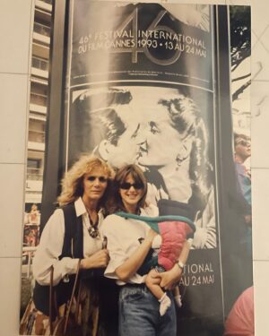 Emma Suárez Instagram - Mi primer Festival de Cannes con mi madre y mi hijo recién nacido. Presentábamos 
“La ardilla roja” de Julio Medem. Gracias a mi mami que me acompañó podía hacer mi trabajo de promoción. Las mamis❤️