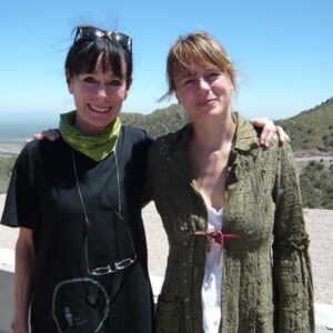 Emma Suárez Instagram - En el Festival de Cine  San Luis en Argentina con  mi querida y admirada 
Geraldine Chaplin♥️. Fue una semana de cine y amigos inolvidable. Esta foto me la envía @eliseosubiela ,su padre dirigió “El lado oscuro del corazón “una de las películas q más me sorprendieron en los 90.#festivalesdecine #geraldinechaplin #sanluisargentina