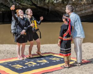 Emma Watkins Instagram - Just so grateful and shocked to be in the grand final of #TheAmazingRace tonight!!!!!!!!!! Tune in at 7:30pm @channel10au and join us on the adventure that this final episode brings 📚🐍🙌🏽