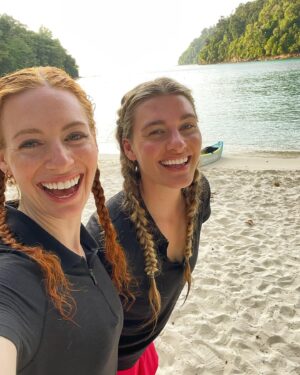 Emma Watkins Instagram - So grateful to be in the finals week for #TheAmazingRace 🧡🫶🏽🧡 Hayley and I have learnt so much!!!!!!! Tune in tomorrow night 7:300’ @channel10au for the SEMI-FINAL leg!!!! 🎉✈️🚴‍♀️🛶🕷️🫖🙌🏽📚🤓 #sistertrip #lessssgooo