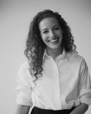 Emma Watkins Instagram - My hope is that everyone, everywhere can live free from the threat of ovarian cancer.

I’m proud to be involved in this year’s @witcheryfashion White Shirt Campaign in honour of my dear friend Leane Flynn 🤍

Buy your White Shirt today from @Witcheryfashion, who will donate 100% of the gross proceeds of every shirt sold to the @OCRF. Make a statement bigger than fashion. Because this White Shirt can end ovarian cancer.
#WHITESHIRTCAMPAIGN