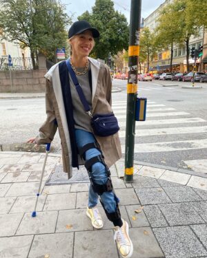 Emma Wiklund Instagram - Ok… Two more weeks with this little leg-friend of mine after a knee surgery that demanded quite a rehab. After 6 weeks with my little helper I’m “walking”into October with some help from my friends. Thank you @capioartroclinic @rains @stinaa.j @adaysmarch @stiksenofficial  @worldofstylein for keeping me company.