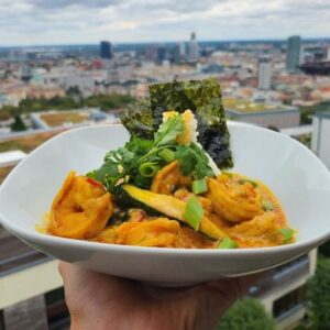 Emma Drobná Instagram - ❤️🫶🏻Červené curry s krevetami a  kokosovým mliekom  w/ @yemepotraviny ❤️🫶🏻

1. Ako prvé je treba očistit tieto krásne a čerstvé krevety. Ked sú očistené, naložím ich do koreninovej zmesi, ktorá pozostáva zo sójovej omáčky, sušeného cesnaku, kurkumy.

2. Dám variť ryžu - ja som použila thajskú jazmínovú Royal Umbrella. Pre zaujímavejšiu chuť dochutíme kardamómom alebo anízom.

3. Kým sa ryža varí, do panvice pridám olivový alebo kokosový olej a nechám rozpáliť na medium - high. Pridám zázvor, cesnak a chilli a miešam na oleji cca 30 sekúnd. Následne pridám mladú cibuľku, cibuľu, rybaciu omáčku, limetu. Po dvoch minútach pridám červenú curry pastu od značky AroyD a za stáleho miešania varíme 1 - 2 minúty. 

4. Do panvice pridám kokosové mlieko AroyD, soľ a čierne korenie. Nechám zovrieť a následne pridám zeleninu. Ja som sa rozhodla pre mrkvu a cuketu a keďže cuketa sa varí rýchlejšie, pridávam zatiaľ len mrkvu, počkám, kým trochu zmäkne a pridám nakrájanú cuketu.

5. Naložené krevety hodím na 1 minútu na rozpálenú panvicu a následne ich pridám do samotného curry. Tento krok môžete vynechať a surové krevety pridať priamo do curry omáčky.

6. Ako ozdobu používam koriander, ale dá sa nahradiť aj thajskou bazalkou. Na vrch posypem mladou cibuľkou a pridám mesiačik limety. 

#yemepotraviny #plnochutnepotraviny #thairedcurry
