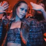 Emma Drobná Instagram - 💫Dúfam, že rok 2023 treats you right so far 💫 Ja okrem Nového roku oslavujem aj fakt že môj singel HAWAII 🌴 je v rebríčku hranosti ešte stále no.1🙈🎊 samozrejme s bottle of bubbly od @hubertsekt ktorý mi robil spoločnosť aj v klipe 🍾. #thankful #dakujem. Much love. E ❤️