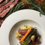 Emma Drobná Instagram - Moj obľúbený a šťavnatý rib eye steak so zemiakovou kašou s hľuzovkou a syrom 🤤👩‍🍳 Celý postup a prípravu receptu nájdete v predajniach @yemepotraviny na letáčikoch ktoré nájdete pri vstupe do predajne ❤️ 4 osoby, príprava a realizácia 1 hod. Rib eye steak čerstvý rozmarín 4 strúčiky cesnaku 2-4 kusy Rib eye steaku (cca 1,2 kg) 4 PL alpského masla  2 PL extra panenského olivového oleja Gradassi bio celé čierne korenie Mill & Mortar údená soľ Maldon jemná morská soľ Zemiaková kaša 850 g farmárskych zemiakov 1 - 2 PL alpského masla syr cheddar 1 ČL hľuzovkového masla alebo 2 PL hľuzovkového oleja Terre Francescane 120 ml čerstvého bio plnotučného mlieka Zelený Klátov Pečená zelenina 3 mrkvy 1 šalotka 1 baby brokolica 1 bio fenikel extra panenský olivový olej Gradassi bio celé čierne korenie Mill & Mortar jemná morská soľ Chimichurri zväzok petržlenovej vňate 1 kus jalapeno  1 menšia šalotka bio citrónová šťava 100 ml extra panenského olivového oleja Gradassi 30 – 40 ml červeného vínneho octu Leonardi bio celé čierne korenie Mill & Mortar jemná morská soľ #steak #truffle #chimichurri #cooking #homecooking