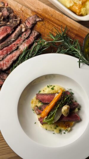 Emma Drobná Instagram - Moj obľúbený a šťavnatý rib eye steak so zemiakovou kašou s hľuzovkou a syrom 🤤👩‍🍳
Celý postup a prípravu receptu nájdete v predajniach @yemepotraviny  na letáčikoch ktoré nájdete pri vstupe do predajne ❤️

4 osoby, príprava a realizácia 1 hod.
 
Rib eye steak
čerstvý rozmarín 
4 strúčiky cesnaku
2-4 kusy Rib eye steaku (cca 1,2 kg) 4 PL alpského masla  2 PL extra panenského olivového oleja Gradassi
bio celé čierne korenie Mill & Mortar
údená soľ Maldon
jemná morská soľ
 
Zemiaková kaša 850 g farmárskych zemiakov
1 - 2 PL alpského masla syr cheddar 
1 ČL hľuzovkového masla alebo 2 PL hľuzovkového oleja Terre Francescane
120 ml čerstvého bio plnotučného mlieka Zelený Klátov
 
Pečená zelenina 3 mrkvy
1 šalotka
1 baby brokolica 
1 bio fenikel
extra panenský olivový olej Gradassi
bio celé čierne korenie Mill & Mortar
jemná morská soľ
 
Chimichurri zväzok petržlenovej vňate 1 kus jalapeno  1 menšia šalotka 
bio citrónová šťava
100 ml extra panenského olivového oleja Gradassi 
30 – 40 ml červeného vínneho octu Leonardi
bio celé čierne korenie Mill & Mortar
jemná morská soľ 
#steak #truffle #chimichurri #cooking #homecooking