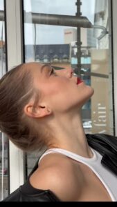 Emma Drobná Instagram - All Hours Foundation od @yslbeauty je môj must have make-up. Má SPF 39 a je vodeodolný💦 čo je výborná kombinácia na leto🌴. Perfektne kryje,na pleti pôsobí prirodzene a vydrží naozaj veľmi dlho. #AllHours #YSLbeauty #LashClash #ad