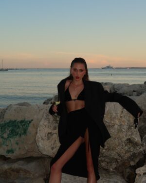 Emma Drobná Instagram - One way ticket to Cannes please⛱️ 🌴 ❤️‍🔥 

#calzedonia @calzedonia