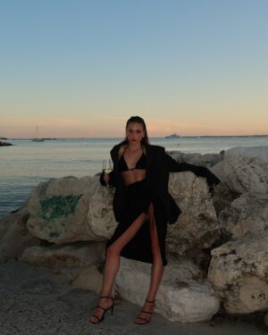 Emma Drobná Instagram - One way ticket to Cannes please⛱️ 🌴 ❤️‍🔥 

#calzedonia @calzedonia
