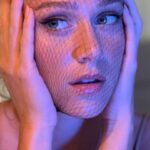 Emma Drobná Instagram - Summer loving w/@yslbeauty ❤️ 1. ALL HOURS je zatiaľ môj najobľúbenejší make up ever. Na pokožke drží veľmi dlho a pôsobí takmer neviditeľne a sviežo ako "second skin" s faktorom spf 39 je vodeodolný🤍🫶🏻 2. Paletku na oči DESERT NUDE používam na kontúrovanie celej tváre, aj na líčka, a zlatý odtieň v nej je Absolutely Fabulous 💫💫💫 3. Červený lipstick THE BOLD je THE BOMB 💣💄 @yslbeauty @ysl #ALLHOURS #YSLBeauty