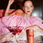 Emma Drobná Instagram - Time to celebrate 🎉😛. Nezáleží na tom čo oslavujem. Dôležité je, že som v dobrej spoločnosti s dobrým drinkom. Môj drink of choice je sladšia verzia Gin Tonic-u s Bitter Rose od @kinleyczsk 🍹🍹🍹 #lifeistastierafterfive #timetocelebrate 📸 by @welinna 🤍