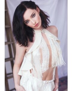 Emma Dumont Instagram - 🖤🖤🖤