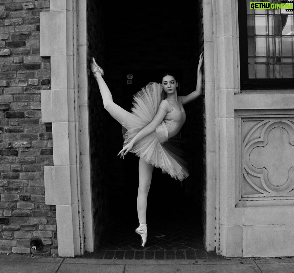 Emma Dumont Instagram - I don't know what this pose is but whateves 🖤🌹🖤🌹🖤 #ballet #dance