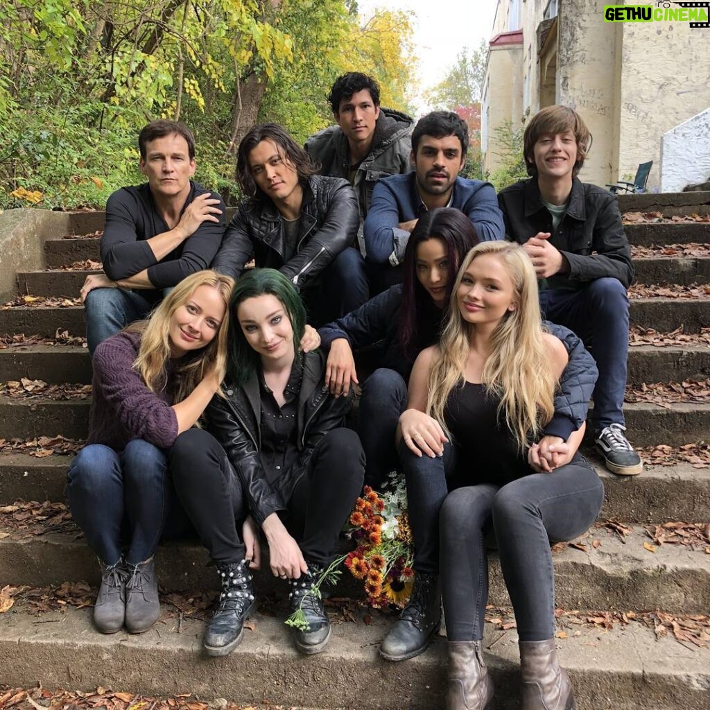 Emma Dumont Instagram - These amazing people have stolen my heart and become my family. ❤✖ #thegifted #mutantsunite