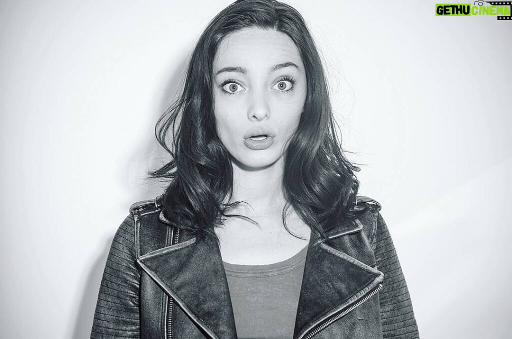 Emma Dumont Instagram - A normal conversation with me goes something like this... LOVE YOU @issue_mag! 🖤🖤🖤 #faces