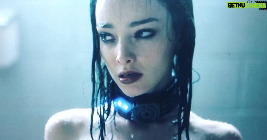 Emma Dumont Instagram - My girl 💚 Tomorrow is a big ep for Lorna. We really see her struggle with her baby and her relationship with her father. The shower scene is my favorite Lorna scenes because she really comes into her own. No words need to be said and it's very powerful. Tomorrow night we will see another one of these scenes. Thank you @carlyy226 for telling her story in such a powerful way. I can't wait for you to see this guys.