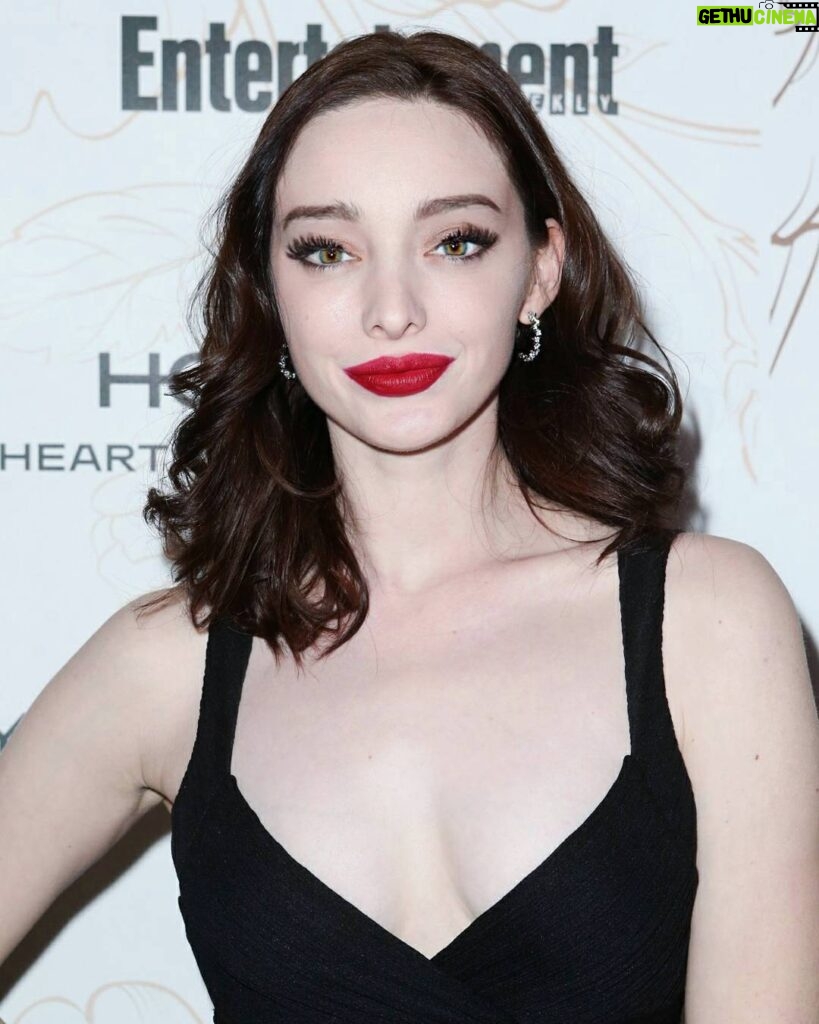 Emma Dumont Instagram - Had such a blast last night! Thank you @entertainmentweekly 💋💋💋 #EWSAGAwardsParty