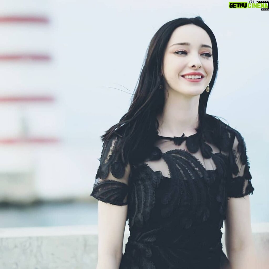 Emma Dumont Instagram - You're never fully dressed without a smile! ❤❤❤