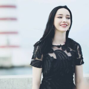 Emma Dumont Thumbnail - 29.7K Likes - Most Liked Instagram Photos