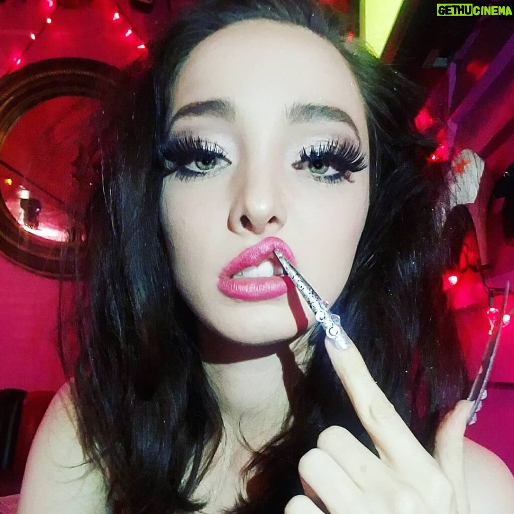 Emma Dumont Instagram - NAILS