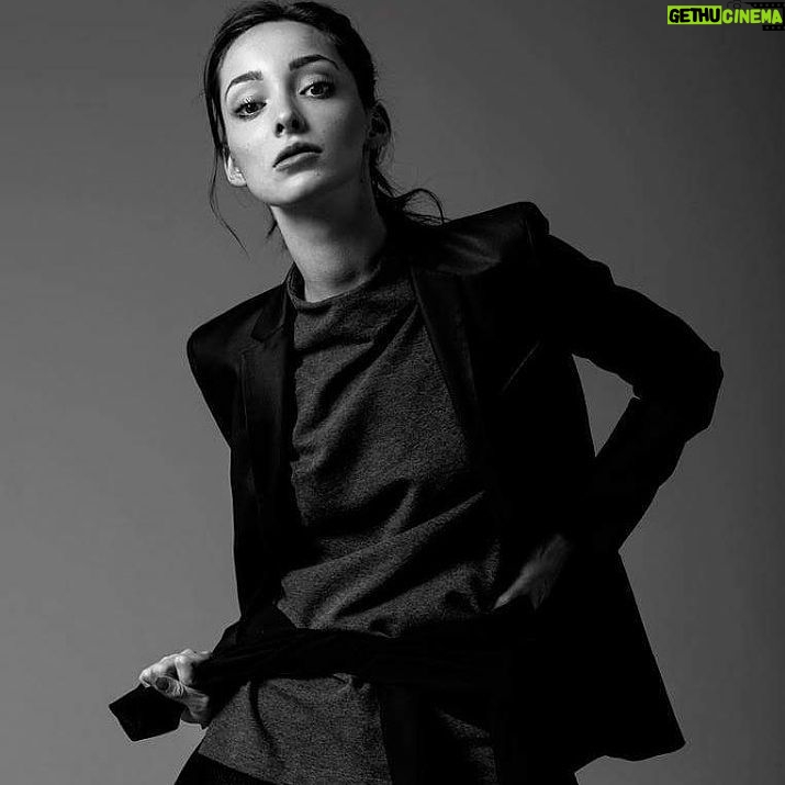 Emma Dumont Instagram - 🖤🖤🖤 By: Michal Rzepecki. #photo #chillin #nyc #model