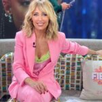 Emma García Instagram - ¡¡¡Sábados de color rosa!!!🩷🩷 Look : ▪️Joyas @argiajewels ▪️Traje @simonacorselliniofficial ▪️Sandalias @miamicci.es Estilista @pepa.carmona Sastra @modabelenmadrid Peluquería @alba.arance Maquillaje @carmenmaquillaje #DomingosContigo #Fiesta @unicorntves @telecincoes @mediasetcom