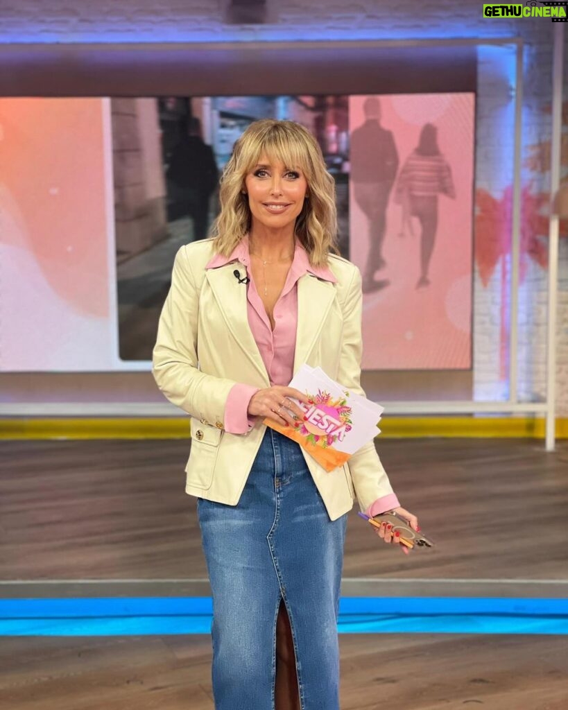 Emma García Instagram - Hasta el viernes que viene que en @fiestatelecinco hacemos triplete 🥰 ▫️Look : -Joyas @argiajewels -Falda, camisa y blazer @clndstno1 Estilista @pepa.carmona Sastra @modabelenmadrid Peluquería @alba.arance Maquillaje @arquimedesllorens_maquillador #BuenaSemana #FelizNoche @unicorntves @telecincoes @mediasetcom