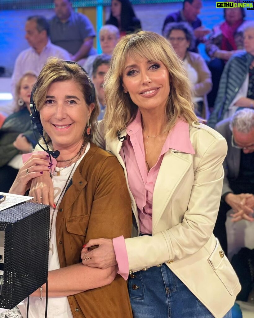 Emma García Instagram - Hasta el viernes que viene que en @fiestatelecinco hacemos triplete 🥰 ▫️Look : -Joyas @argiajewels -Falda, camisa y blazer @clndstno1 Estilista @pepa.carmona Sastra @modabelenmadrid Peluquería @alba.arance Maquillaje @arquimedesllorens_maquillador #BuenaSemana #FelizNoche @unicorntves @telecincoes @mediasetcom