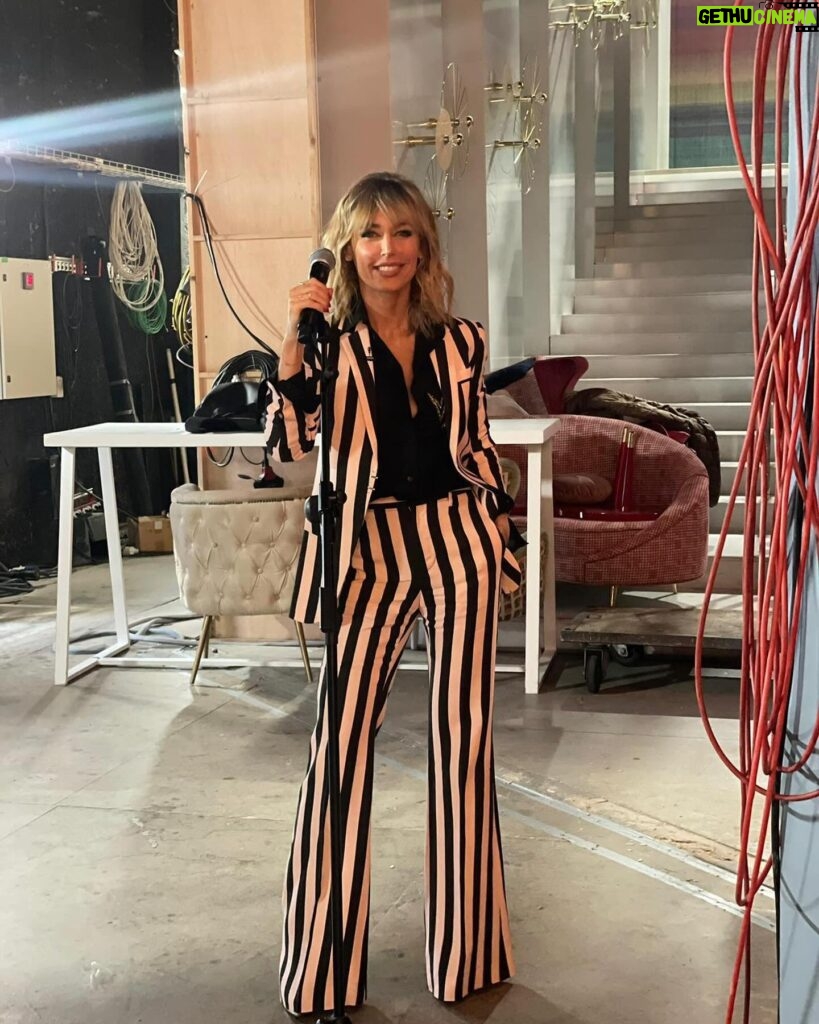 Emma García Instagram - Micro en mano… muchas cosas que contaros… Os esperamos en @fiestatelecinco a las 16h 😘😘😘 Look : ▫️Joyas @argiajewels ▫️Traje @dsquared2 Estilista @pepa.carmona Sastra @modabelenmadrid Peluquería @alba.arance Maquillaje @carmenmaquillaje #TeAcompañamos #Fiesta #FinesDeSemanaContigo #SeguimosEnLaRed @unicorntves @telecincoes @mediasetcom