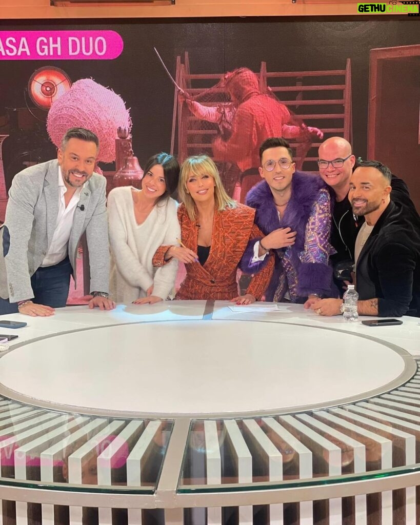 Emma García Instagram - ¡¡¡Gracias siempre por acompañarnos en nuestra @fiestatelecinco!!! 🎉🎊 Hoy más…🥳 Look : ▫️Joyas @argiajewels ▫️Traje @aleksanderrevas Estilista @pepa.carmona Sastra @modabelenmadrid Peluquería @alba.arance Maquillaje @arquimedesllorens_maquillador #TeAcompañamos #ALasCuatro #Fiesta #DomingosContigo #SeguimosEnLaRed @unicorntves @telecincoes @mediasetcom