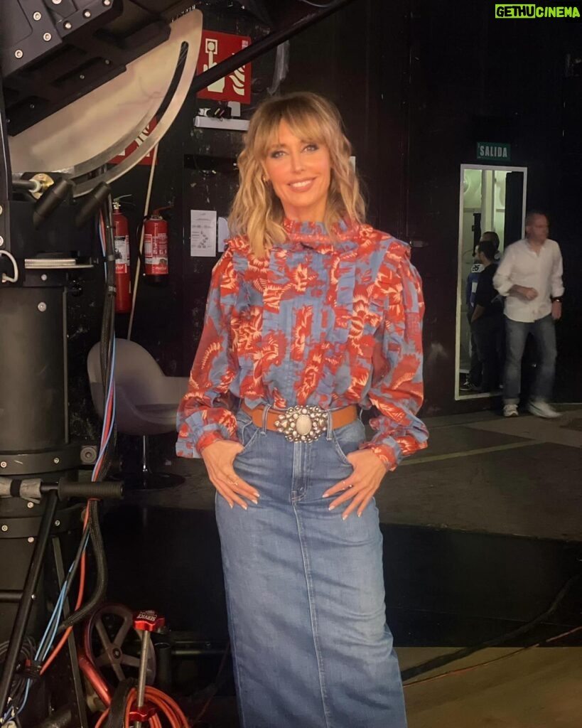 Emma García Instagram - ¡¡¡Pues hemos pasado un buen finde, amig@s!!!Abrazo fuerte ❤️ Look : ▫️Joyas @argiajewels ▫️Blusa @farmrio ▫️Falda @motherdenim ▫️Cinturón @nona.bcn Estilista @pepa.carmona Sastra @modabelenmadrid Peluquería @alba.arance Maquillaje @carmenmaquillaje #FelizLunes #SeguimosEnLaRed @unicorntves @telecincoes @mediasetcom