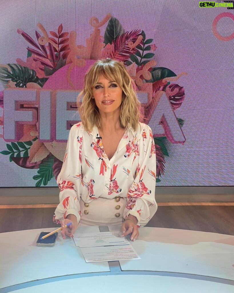 Emma García Instagram - Preparada para nuestro domingo de @fiestatelecinco ¡¡¡Vaaaamos!!!🌹 Look : ▫️Joyas @argiajewels ▫️Camisa @pom_amsterdam ▫️Pantalón @clndstno1 Estilista @pepa.carmona Sastra @modabelenmadrid Peluquería @alba.arance Maquillaje @carmenmaquillaje #HoyMásFiesta #ALasCuatro #TeEspero #DomingosContigo #SeguimosEnLaRed @unicorntves @telecincoes @mediasetcom